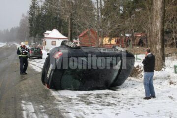 În zona cabanei Ilișești, un autoturism a derapat din cauza poleiului, s-a izbit de un mal de pământ, iar apoi s-a răsturnat pe carosabil
