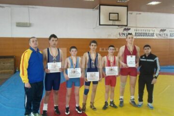 Antrenorii Daniel Ciubotariu (stânga) și Andrei Bolohan (dreapta) și cei cinci sportivi suceveni medaliați