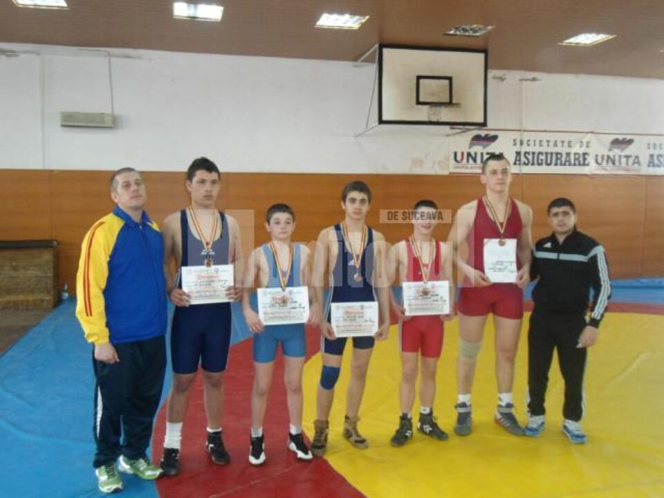 Antrenorii Daniel Ciubotariu (stânga) și Andrei Bolohan (dreapta) și cei cinci sportivi suceveni medaliați