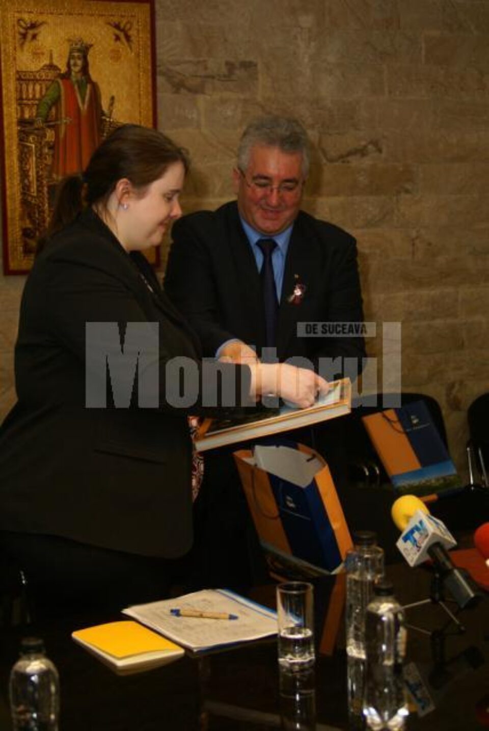 Viceambasadorul Marii Britanii, Esther Blythe și șeful municipalității sucevene, Ion Lungu Viceambasadorul Marii Britanii, Esther Blythe și șeful municipalității sucevene, Ion Lungu