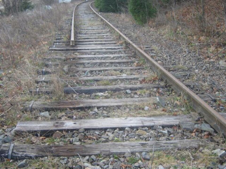Achiziția materialelor feroase și neferoase utilizate în activitatea feroviară este sancționată cu amendă de la 20.000 lei la 40.000 lei Achiziția materialelor feroase și neferoase utilizate în activitatea feroviară este sancționată cu amendă de la 20.000 lei la 40.000 lei