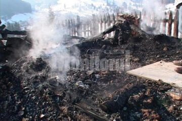 A murit în propria casă după ce a adormit cu țigara aprinsă