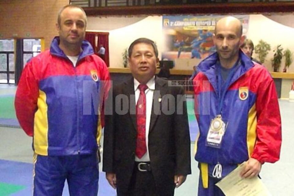 Antrenorul Gheorghe Pricop (stânga) a ținut să-l felicite pe Sorin Râmbu (dreapta) pentru succesul repurtat