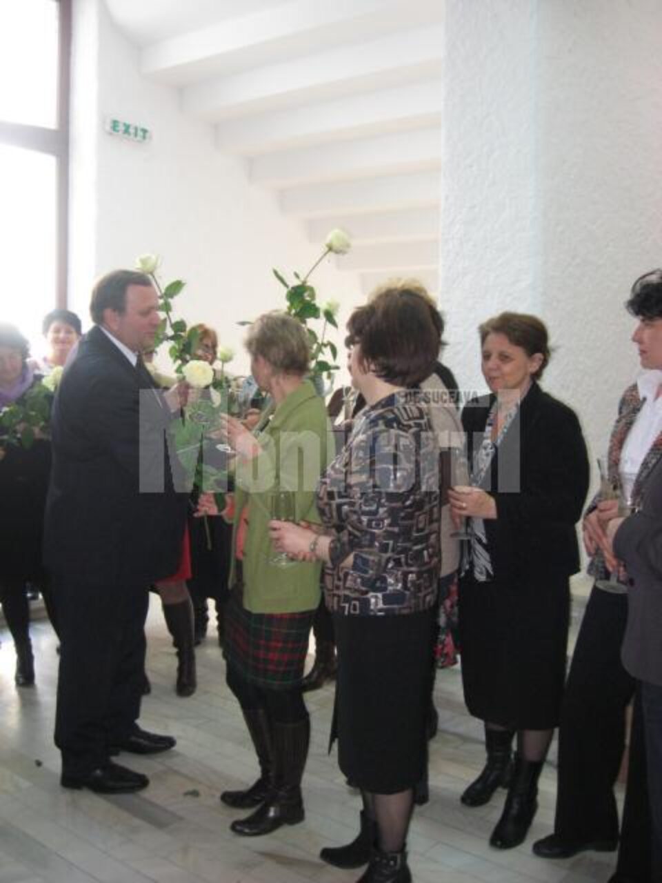 Gheorghe Flutur a împărțit trandafiri albi angajatelor din CJ Suceava