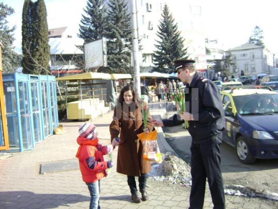 Sute de lalele au fost împărțite pe stradă ieri, de cadre ale ISU Suceava