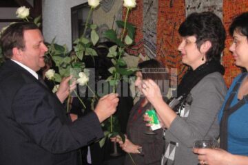 Gheorghe Flutur a împărțit trandafiri albi angajatelor din CJ Suceava