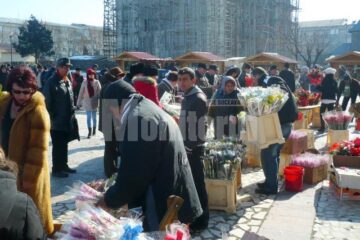 Aglomerație la tarabele cu flori din Piața Nada Florilor Aglomerație la tarabele cu flori din Piața Nada Florilor
