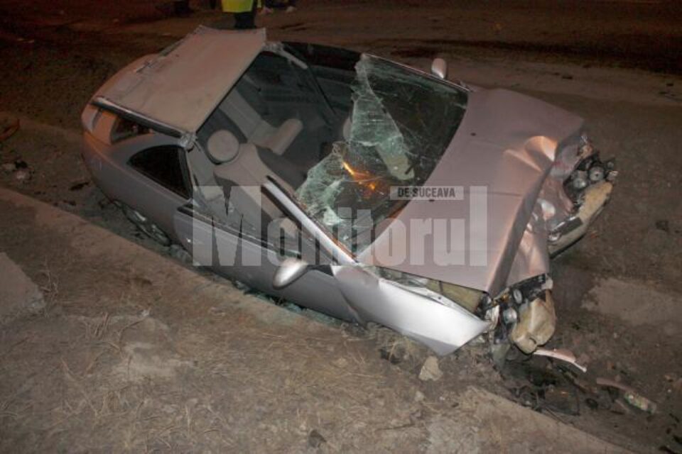 Autoturismul Ford izbit de mașina de poliție