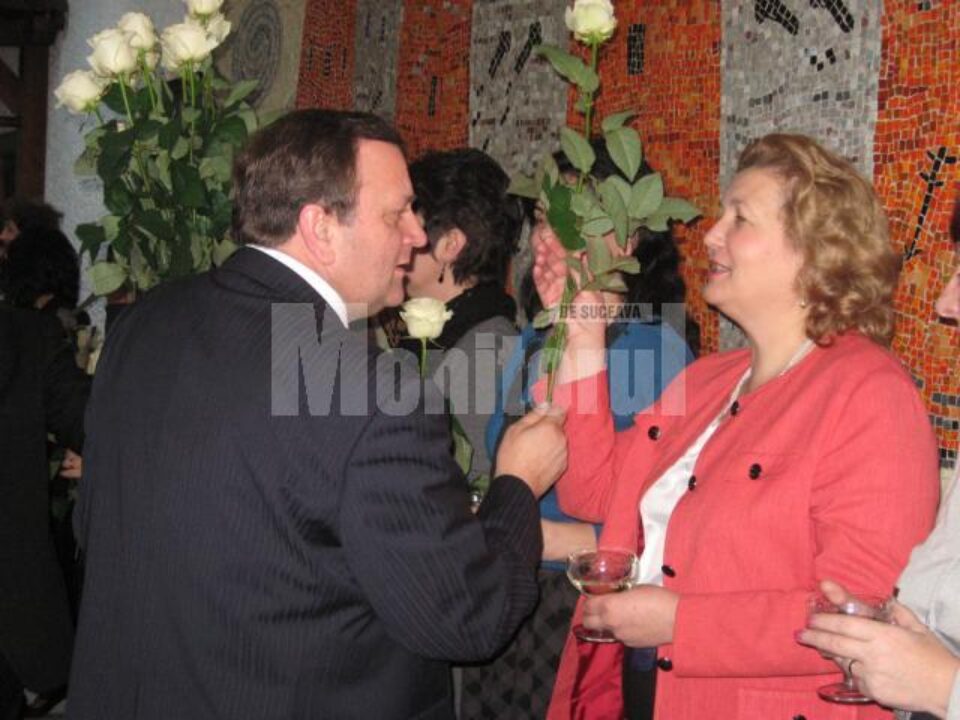 Gheorghe Flutur a împărțit trandafiri albi angajatelor din CJ Suceava
