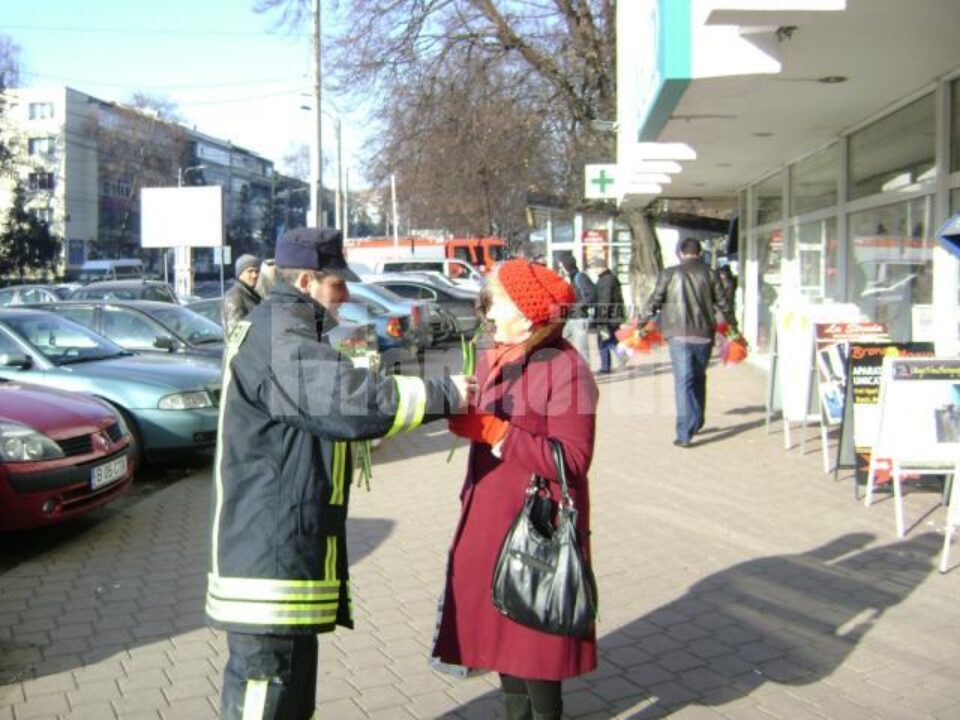 Sute de lalele au fost împărțite pe stradă ieri, de cadre ale ISU Suceava