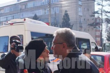 Ion Lungu le-a oferit sucevencelor câte o garoafă și le-a urat „o primăvară frumoasă”