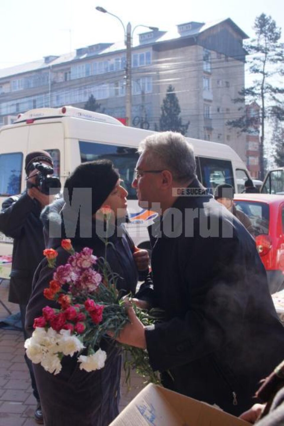 Ion Lungu le-a oferit sucevencelor câte o garoafă și le-a urat „o primăvară frumoasă”