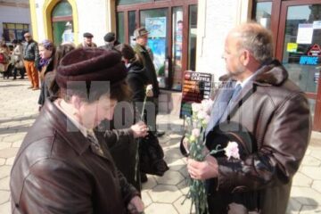 Primarul rădăuțean, Aurel Olărean, a oferit ieri, 8 Martie – Ziua Femeii, câteva mii de flori