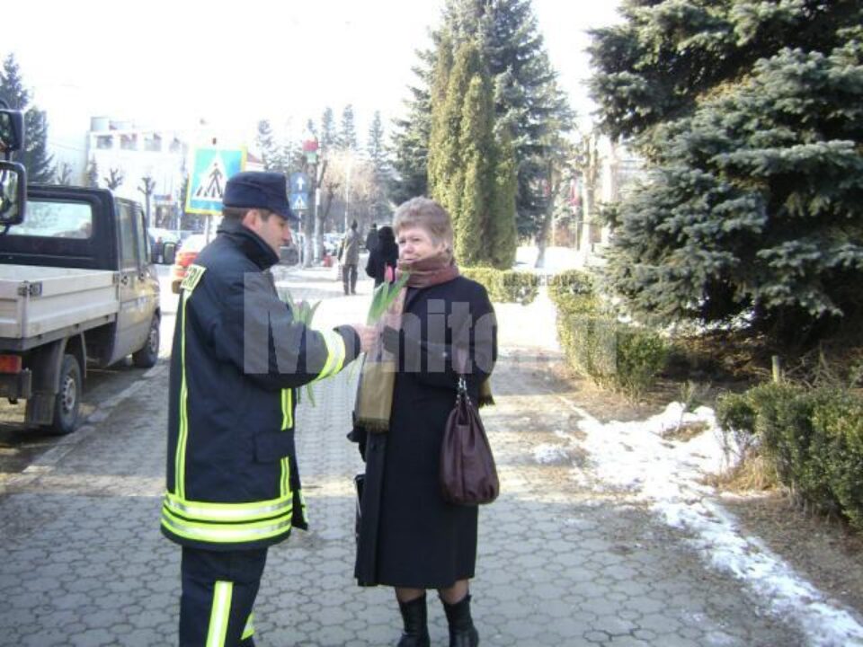 Sute de lalele au fost împărțite pe stradă ieri, de cadre ale ISU Suceava
