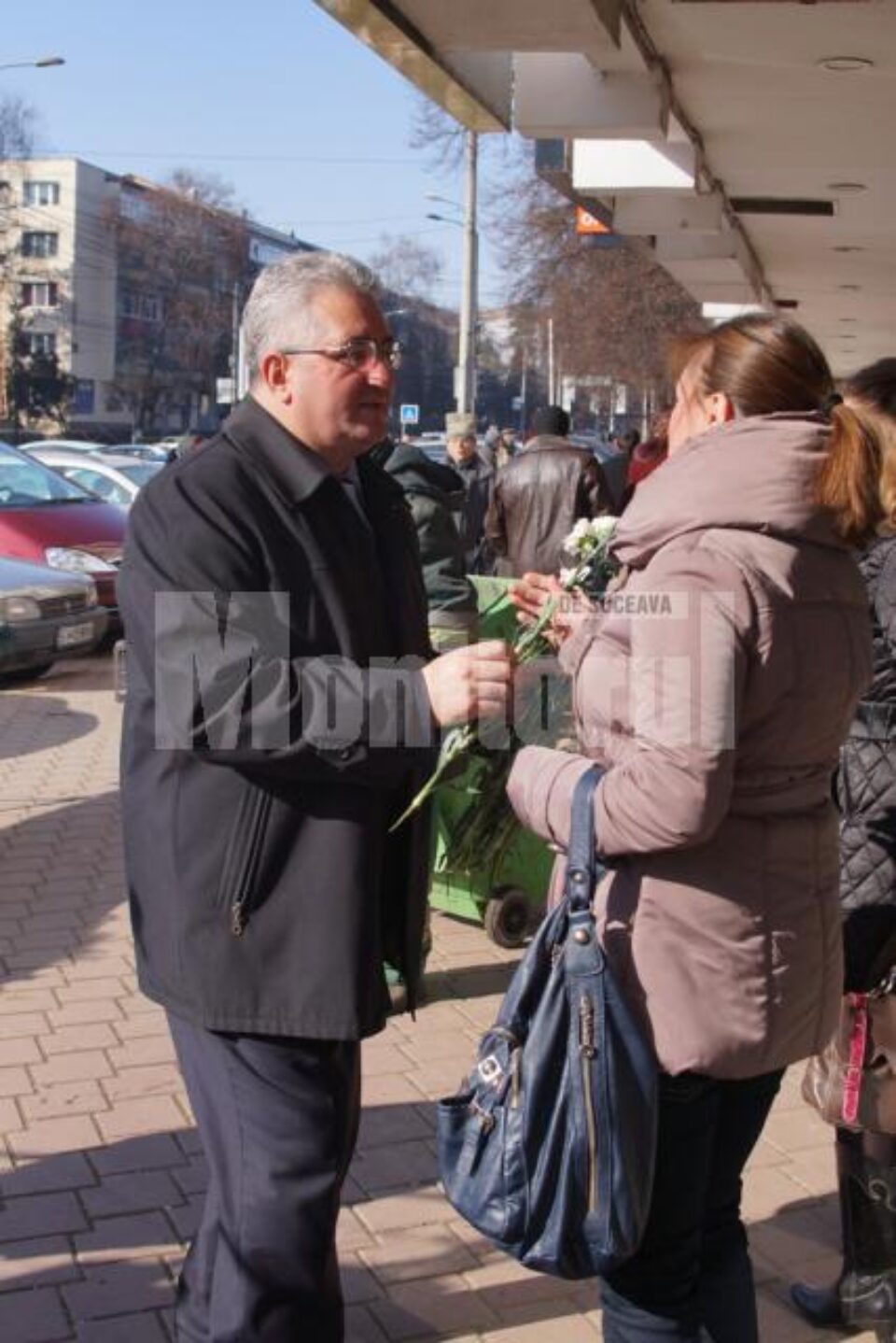 Ion Lungu le-a oferit sucevencelor câte o garoafă și le-a urat „o primăvară frumoasă”
