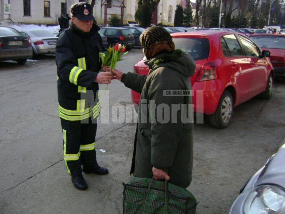Sute de lalele au fost împărțite pe stradă ieri, de cadre ale ISU Suceava