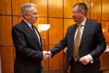 Guvernatorul băncii centrale, Mugur Isărescu, și premierul Mihai Răzvan Ungureanu și au discutat, ieri, la Guvern, timp de două ore. Foto: CAPP