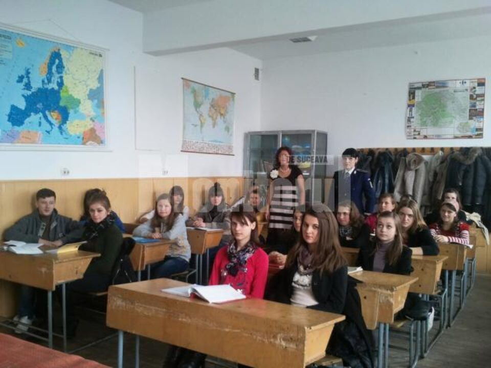 Elevii de la Colegiul Alimentar, instruiți împotriva delicvenței de un psiholog și un polițist Elevii de la Colegiul Alimentar, instruiți împotriva delicvenței de un psiholog și un polițist