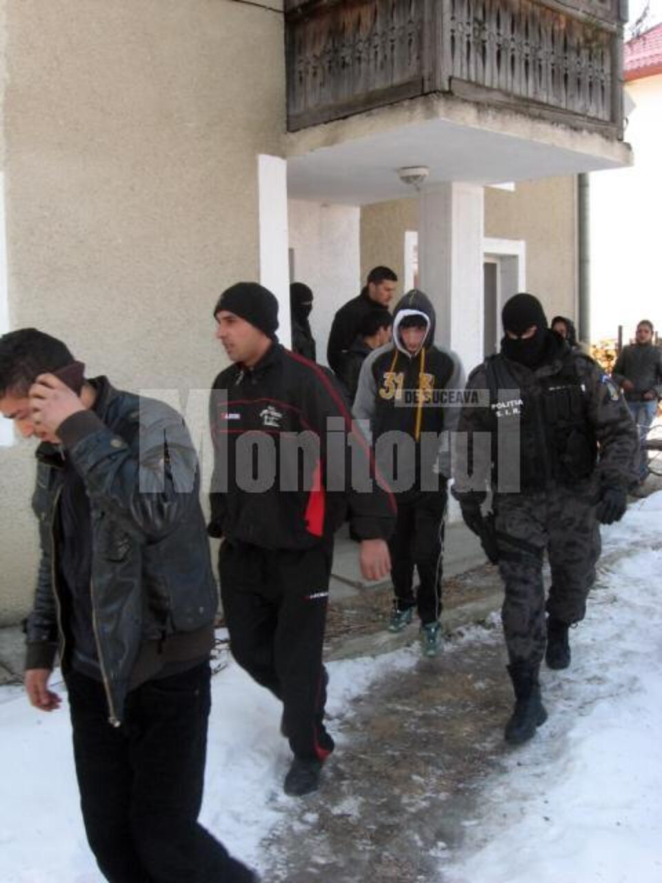 Zeci de polițiști, descinderi împotriva unei grupări de spărgători de case