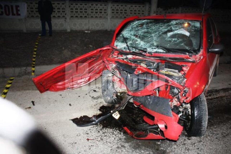 Autoturismul Dacia Logan în care se aflau cei trei polițiști