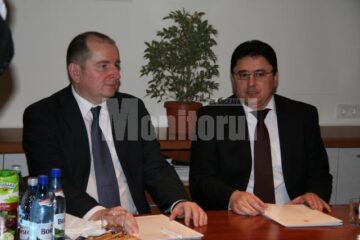 Ambasadorul Poloniei în România, Marek Szczygiel, și președintele Uniunii Polonezilor din România, deputatul Ghervazen Longher