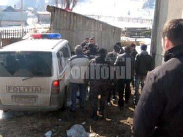O dubă a politiei, umplută cu romi săltați la Pojorâta