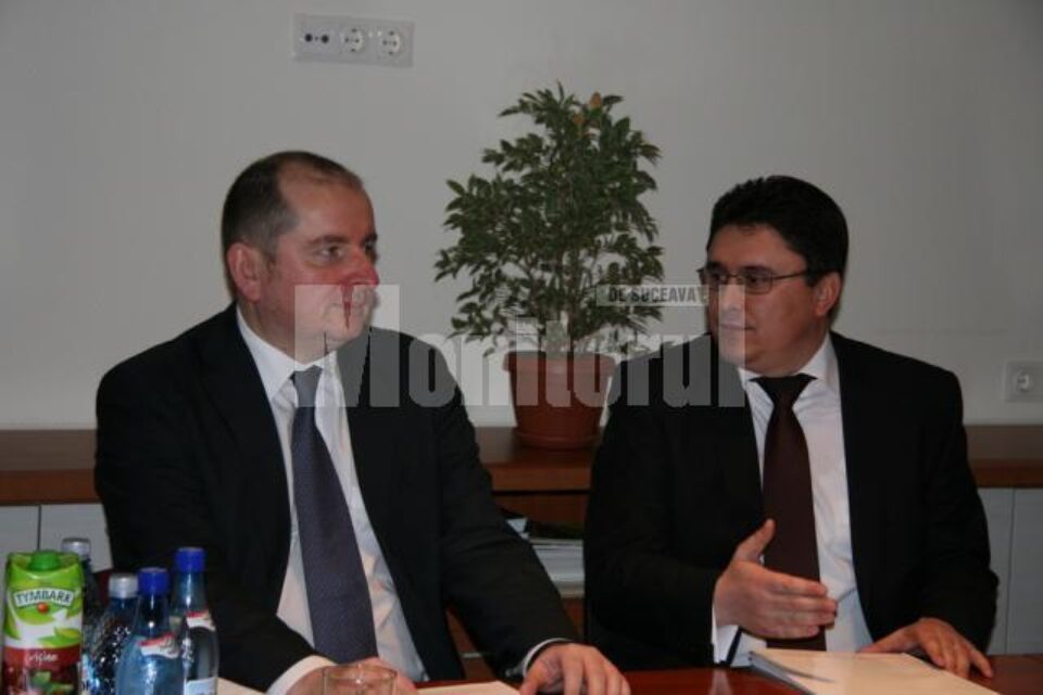 Ambasadorul Poloniei în România, Marek Szczygiel, și președintele Uniunii Polonezilor din România, deputatul Ghervazen Longher