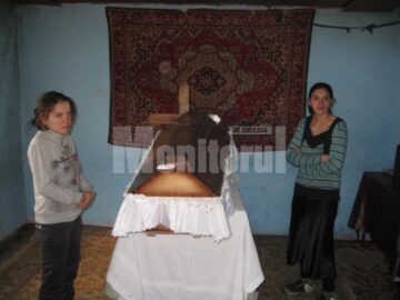 După descinderea poliției la căpătâiul mortului au mai rămas doar femeile