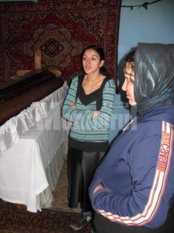 După descinderea poliției la căpătâiul mortului au mai rămas doar femeile