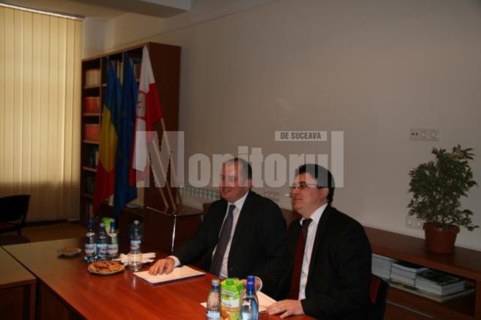 Ambasadorul Poloniei în România, Marek Szczygiel, și președintele Uniunii Polonezilor din România, deputatul Ghervazen Longher