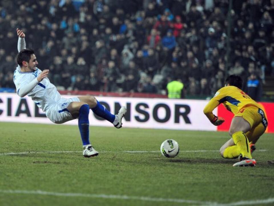 Batin Paul (stânga), de la Pandurii Târgu Jiu, trage la poarta apărată de Balgradean Cristian (dreapta), de la Dinamo Bucuresti. Foto: MEDIAFAX