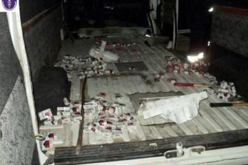 Microbuz burdușit cu peste 11.000 de pachete de țigări, confiscat la Siret