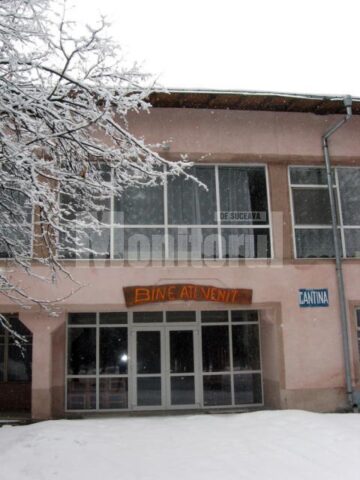 Tabăra a ajuns o ruină, o adunătură de clădiri devastate, un loc de jaf din care se fură ca-n codru