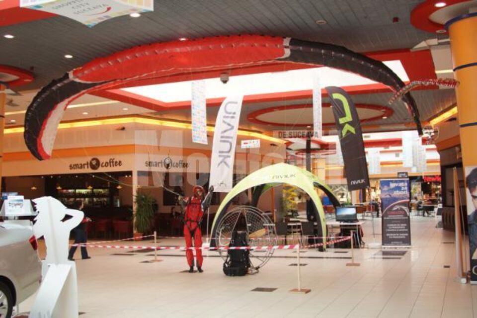 La Shopping City Suceava, Asociația Cumullus a prezentat o parapantă, echipamentul complet pentru zbor, precum și un paramotor La Shopping City Suceava, Asociația Cumullus a prezentat o parapantă, echipamentul complet pentru zbor, precum și un paramotor