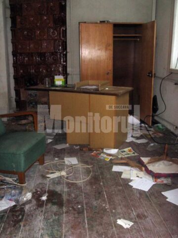 Tabăra a ajuns o ruină, o adunătură de clădiri devastate, un loc de jaf din care se fură ca-n codru