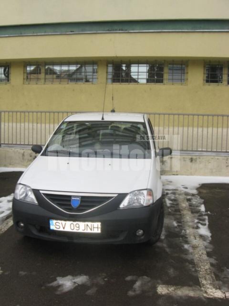 Dacia Logan de culoare albă are numărul de înmatriculare SV-09-JNH