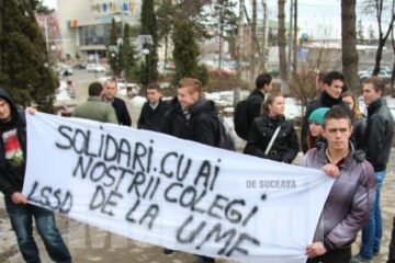 Pe una dintre pancarte se putea citi „Solidari cu ai noștrii colegi de la UMF”