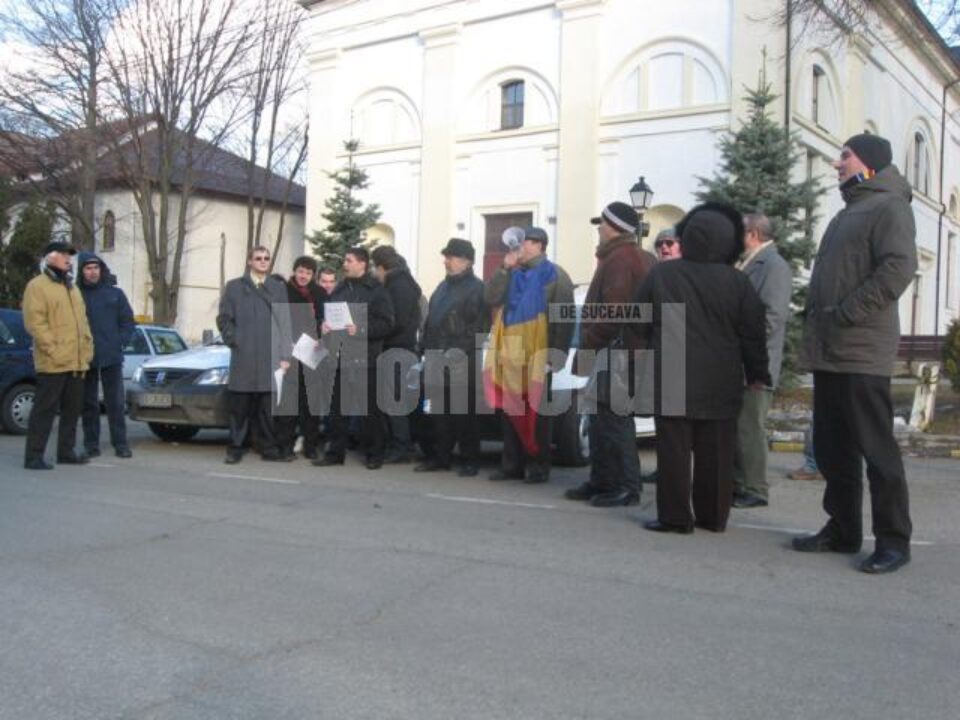 Protestatarii adunați ieri în fața Palatului Administrativ