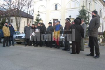 Protestatarii adunați ieri în fața Palatului Administrativ