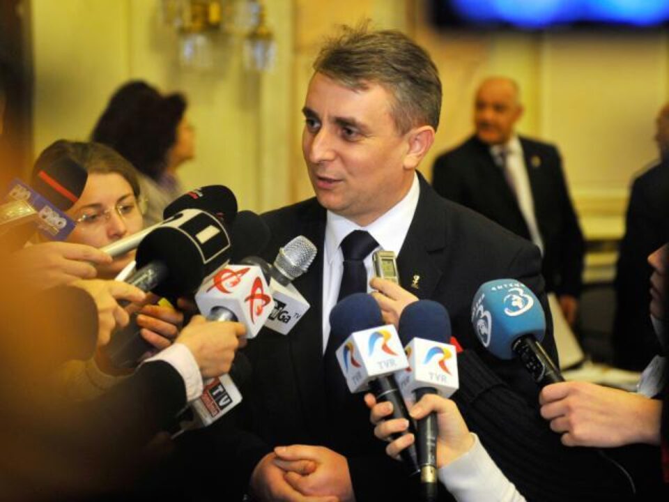 Bode: Amenzile pentru practici abuzive în energie cresc de zece ori, furnizorul poate fi schimbat (foto: zf.ro) Bode: Amenzile pentru practici abuzive în energie cresc de zece ori, furnizorul poate fi schimbat (foto: zf.ro)