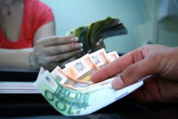 Cursul de referință a urcat vineri la cel mai ridicat nivel din istorie, de 4,3783 lei/euro. Foto: MEDIAFAX