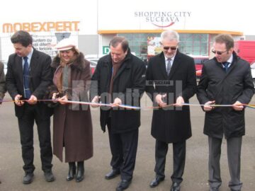 După tăierea panglicii inaugurale, Gheorghe Flutur a mers la fiecare stand din expoziție