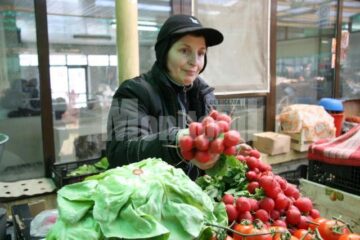 În piețele sucevene, salata verde românească se vinde la 2 lei iar cea adusă din Italia la 3 lei