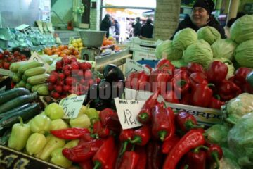 Ofertă slabă de verdețuri și prețuri piperate, în piețele sucevene