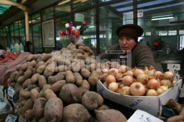 Ofertă slabă de verdețuri și prețuri piperate, în piețele sucevene