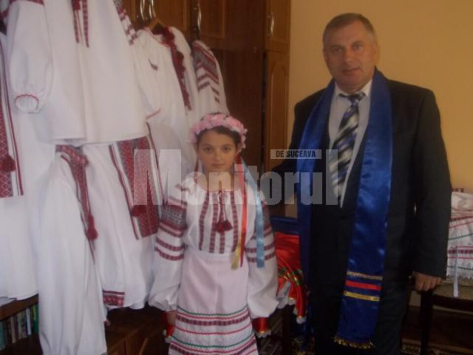 Dumitru Morhan, alături de unul din membrii Ansamblului Negostineanca