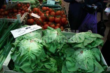 În piețele sucevene, salata verde românească se vinde la 2 lei iar cea adusă din Italia la 3 lei
