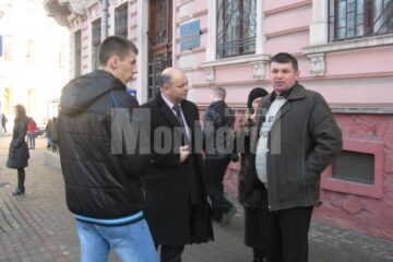 Vasile Hrițcu, însoțit de fiul său și soacra sa, alături de avocatul care îi reprezintă, în fața Judecătoriei Raionului Șevcenco Cernăuți