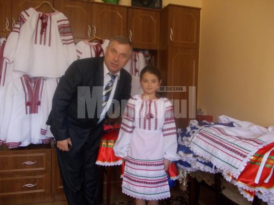 Dumitru Morhan, alături de unul din membrii Ansamblului Negostineanca