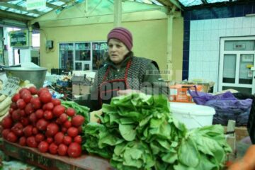 Ofertă slabă de verdețuri și prețuri piperate, în piețele sucevene
